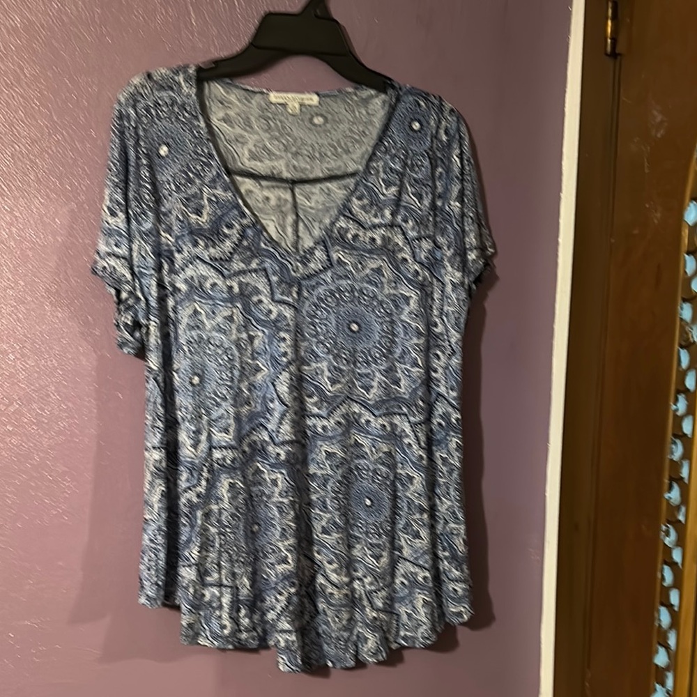 Green Envelope Gray and White Graphic Short Sleeve Blouse